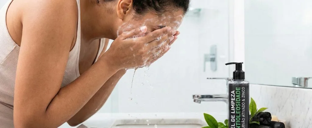 Limpeza facial antioleosidade
