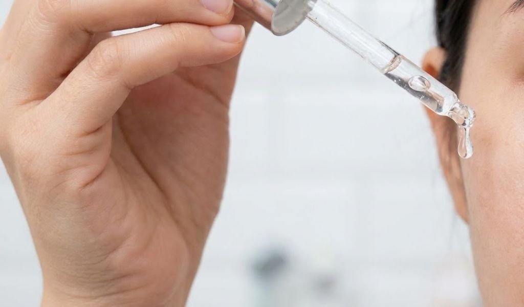 aplicação de um sérum de niacinamida